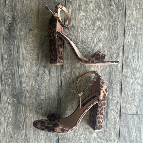 Betsy Johnson shoes, BetsyVille animal print 4 inch strapping heels size 9 - Picture 1 of 9